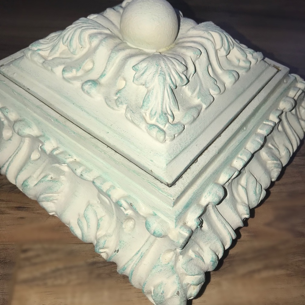 VINTAGE JEWELRY BOX